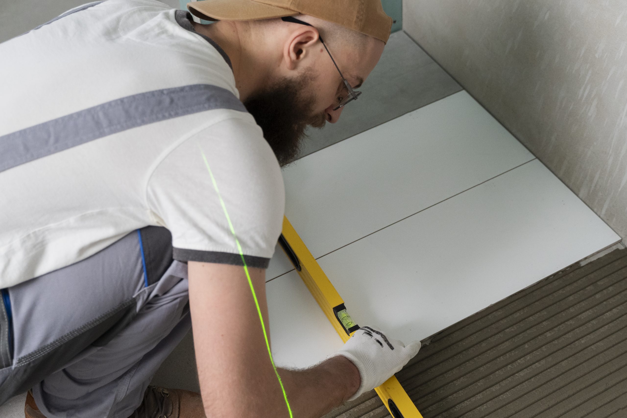 tiler trabajando en la renovacion del apartamento 1 scaled